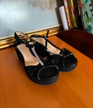 Sandalias cuña Unisa negras