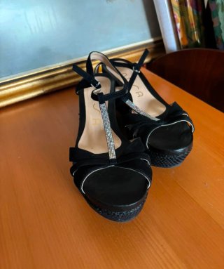 Sandalias cuña Unisa negras