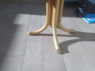 Mesa de salón con pata central