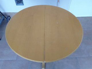 Mesa de salón con pata central