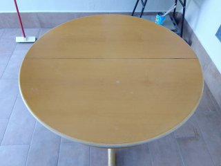 Mesa de salón con pata central