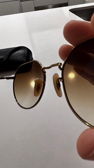 Gafas Ray-Ban doradas con lentes degradadas