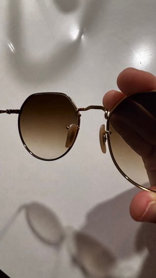 Gafas Ray-Ban doradas con lentes degradadas