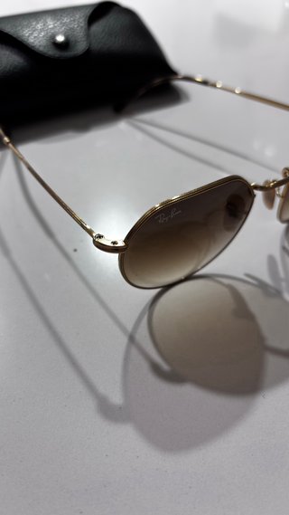 Gafas Ray-Ban doradas con lentes degradadas