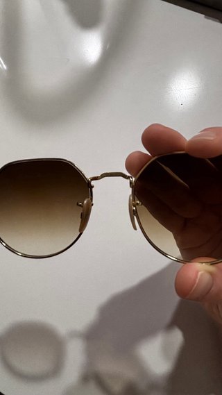 Gafas Ray-Ban doradas con lentes degradadas
