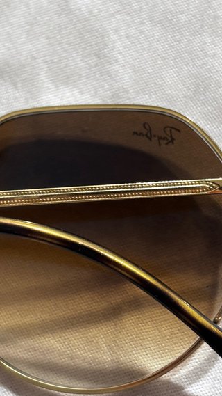Gafas Ray-Ban doradas con lentes degradadas