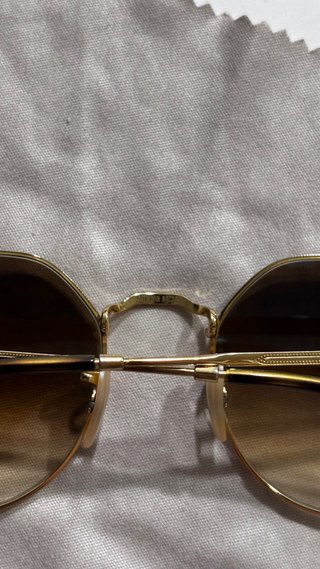 Gafas Ray-Ban doradas con lentes degradadas