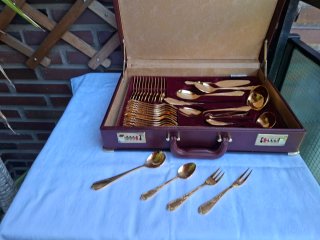 Set di posate dorate da 72 pezzi mai usate