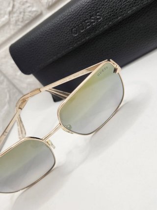 Gafas de sol Guess doradas y plateadas