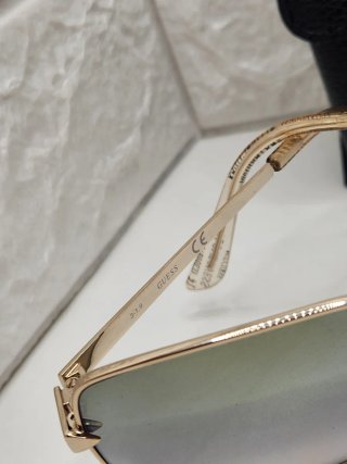 Gafas de sol Guess doradas y plateadas