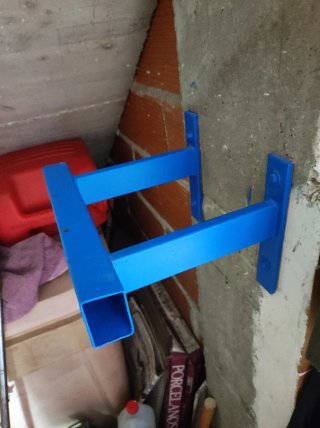 Soporte pared motor fueraborda azul