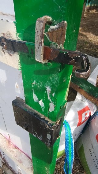 Puerta antigua para restaurar, con cierre y llave