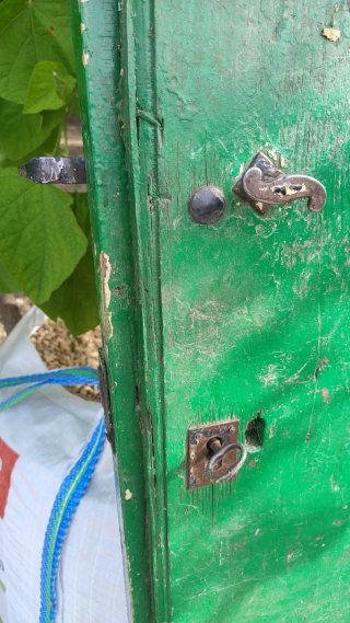 Puerta antigua para restaurar, con cierre y llave