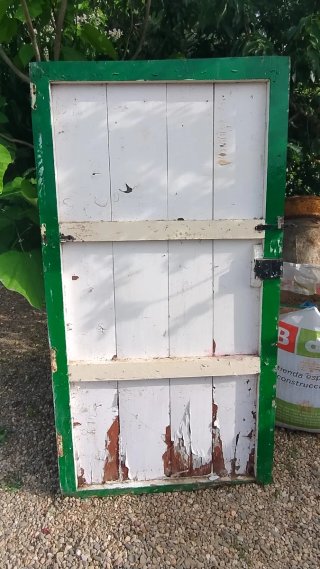 Puerta antigua para restaurar, con cierre y llave