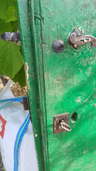Puerta antigua para restaurar, con cierre y llave