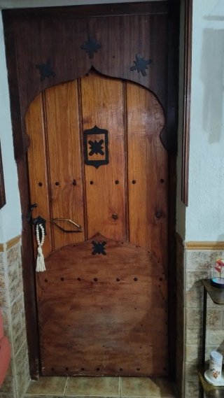 Puerta antigua para restaurar, con cierre y llave