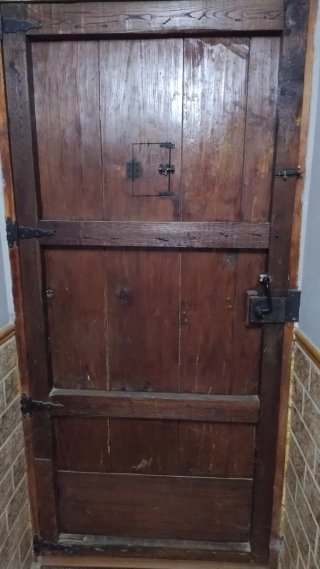 Puerta antigua para restaurar, con cierre y llave