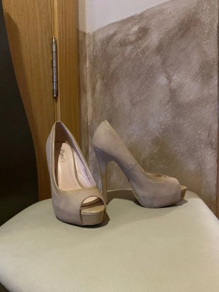 Zapatos de tacón beige talla 36