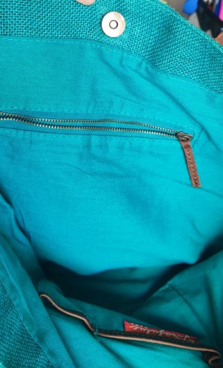 Bolso azul turquesa con asas de cuero