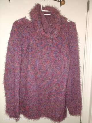 Jersey de cuello alto peludo morado