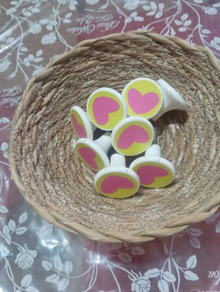 Tiradores de puerta con corazón rosa y amarillo