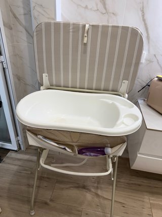 Cambiador de bebé con bañera