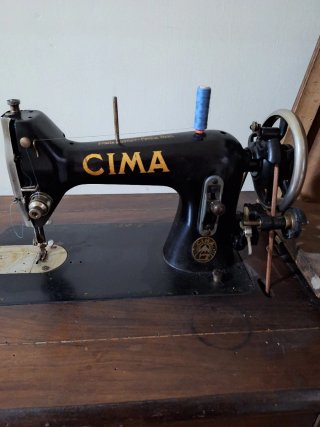 Máquina de coser antigua CIMA