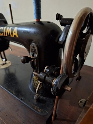 Máquina de coser antigua CIMA