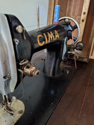Máquina de coser antigua CIMA