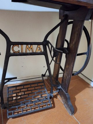 Máquina de coser antigua CIMA
