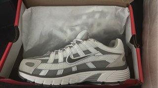 Zapatillas Nike P-6000 grises y blancas