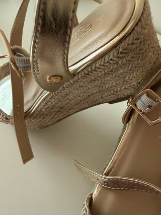 Sandalias Ettika doradas verano