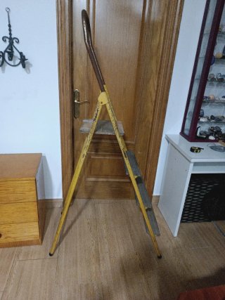 Escalera plegable amarilla 4 peldaños