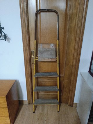 Escalera plegable amarilla 4 peldaños