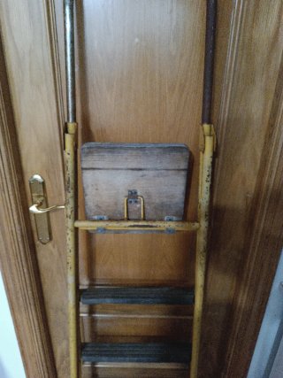 Escalera plegable amarilla 4 peldaños
