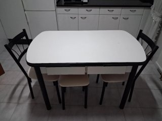 Mesa de cocina con 4 sillas