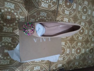 Zapatos LALA Beige con Adorno Multicolor