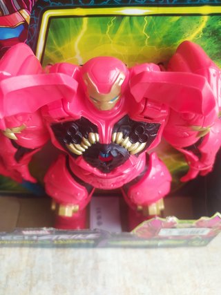 Action figure di Iron Man in tuta Hunter di Marvel Mech Strike Monster