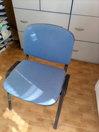 Silla cómoda azul y negra