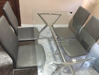 Mesa de cristal con 4 sillas
