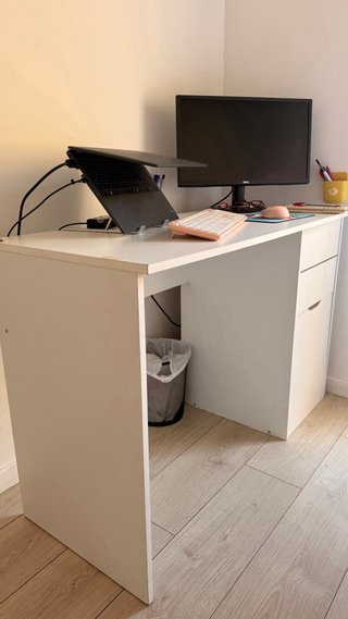 Escritorio blanco con cajones