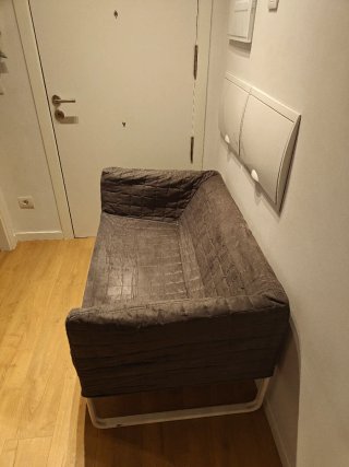 Sofá de tela gris