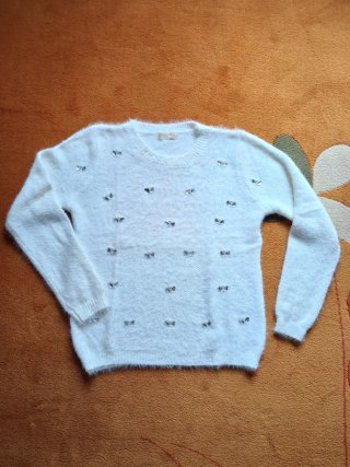 Jersey blanco con pedrería