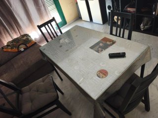Mesa cristal con 4 sillas madera Ikea