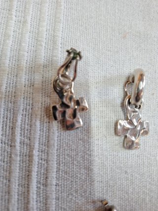 Pendientes y colgante cruz.