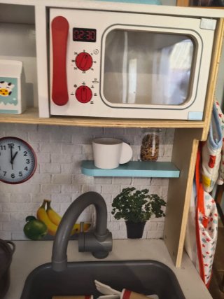 Cocinita de madera con accesorios