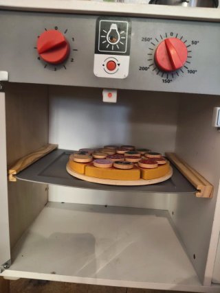 Cocinita de madera con accesorios