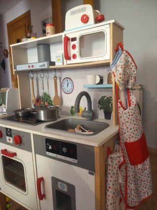 Cocinita de madera con accesorios