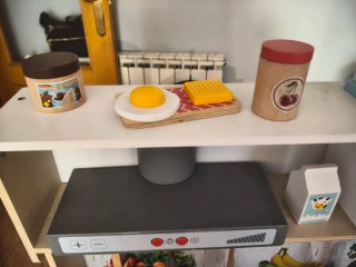 Cocinita de madera con accesorios