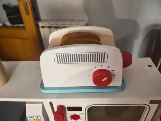Cocinita de madera con accesorios